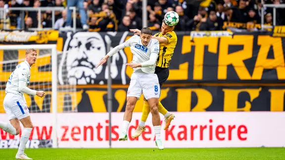 Ouassim Karada von Hansa Rostock (links) und Petros Bagkalianis von Aachen