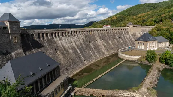 Die Staumauer der vom Edersee. Streit um Wasserabgabe für die Oberweser.