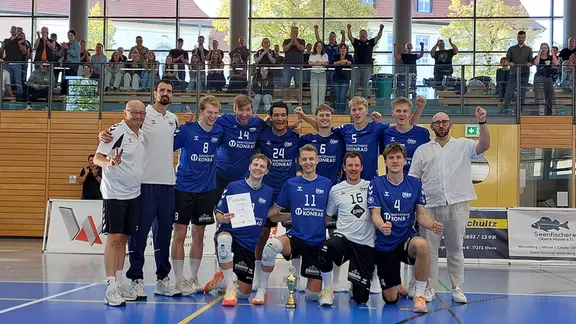 Die Volleyballer des PSV Neustrelitz freuen sich über den Landespokalsieg.