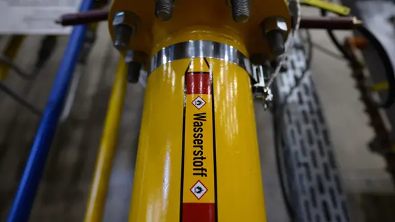 Ein Rohr auf dem "Wasserstoff" steht.