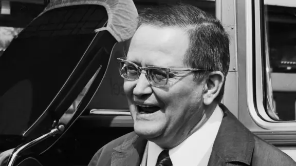 Karl-Eduard von Schnitzler, Chefkommentator des DDR-Fernsehens und Moderator der Sendung "Der schwarze Kanal" wird am 21. Mai 1970 am Rande des deutsch-deutschen Treffens in Kassel fotografiert.