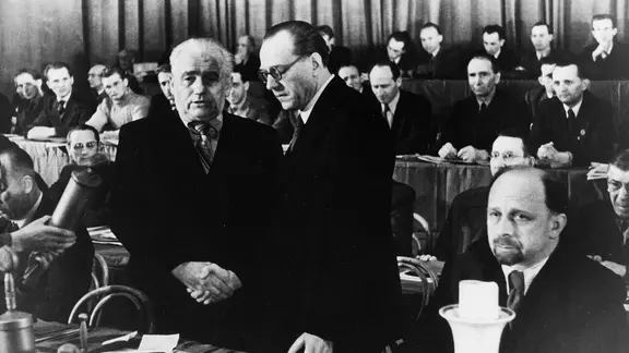 Kommunist Wilhelm Pieck (l.) und Sozialdemokrat Otto Grotewohl besiegeln die Vereinigung von SPD und KPD am 22. April 1946 im Berliner Admiralspalast per Händedruck.