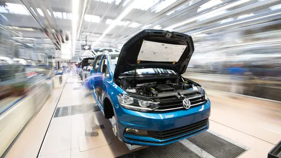 Ein Volkswagen Touran durchläuft die Endmontage im VW Werk.