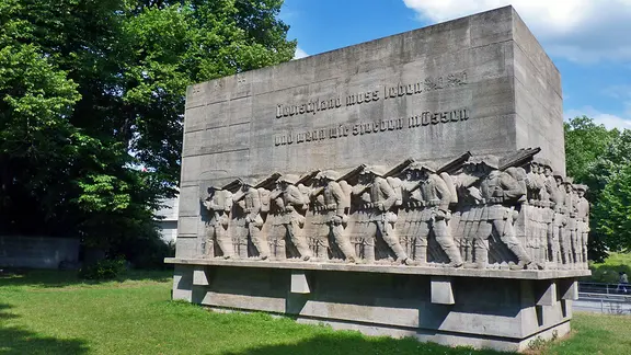 Denkmal zu Ehren des Infanterie-Regiments 76 am Dammtordamm in Hamburg