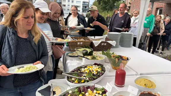 Menschen bei einem Buffett