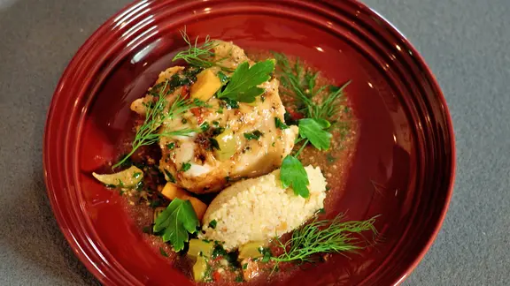 Mariniertes Kaninchen mit Bulgur auf einem Teller serviert