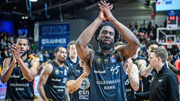 Die Basketballer der Löwen Braunschweig klatschen in die Hände.