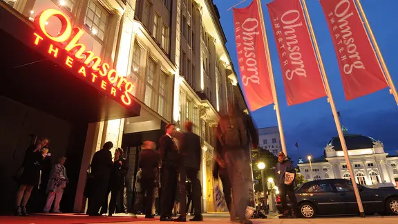 Premierengäste stehen am 28.08.2011 in der Pause vor dem Eingang des neuen Ohnsorg Theaters im Hamburger Bieberhaus.