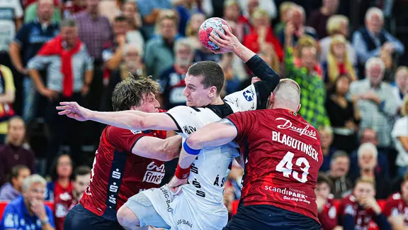 Kiels Elias Ellefsen a Skipagotu beim Wurf