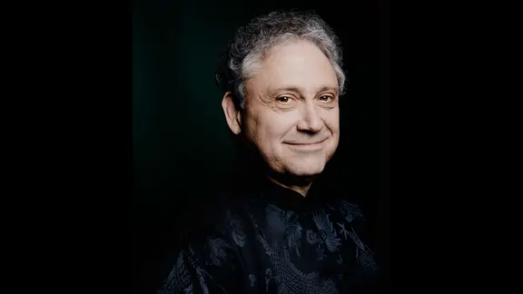 Porträtfoto des Dirigenten Richard Egarr