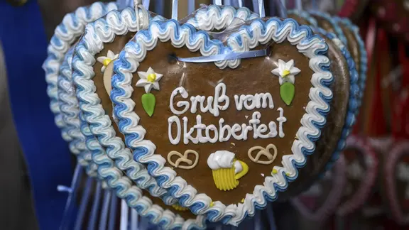 Lebkuchenherzen an einem Süßigkeitenstand auf dem Oktoberfest München.