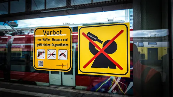 Zwei Verbotsschilder am Hauptbahnhof Hannover.