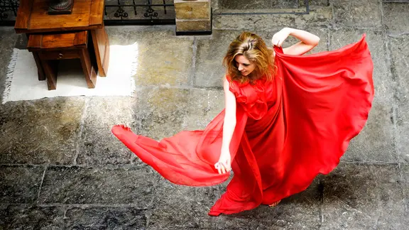 Tanzende Frau im Kleid