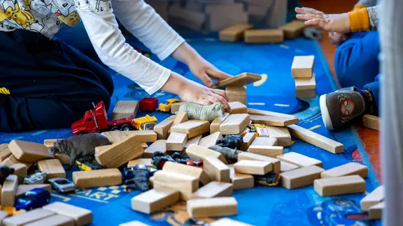Kinder spielen in einer Kita mit Holzbausteinen. (Themenbild)
