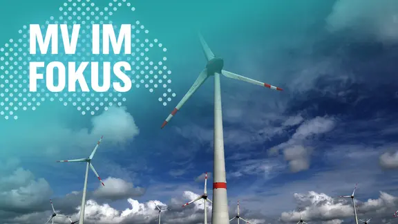 Ein Windpark mit mehreren Windrädern.