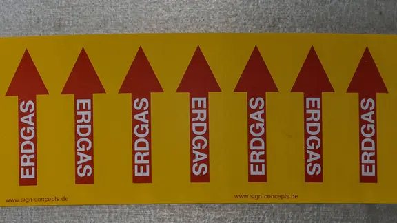 Ein Leitung in einem Gaskraftwerk ist mit dem Wort Erdgas beschriftet..
