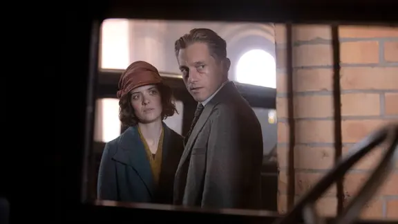 Die Schauspieler Fries und Bruch in einer Szene der Serie "Babylon Berlin".