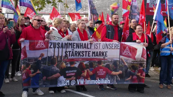 Protestaktion in Wolfsburg zum Erhalt der Jobs in der Automobilbranche.