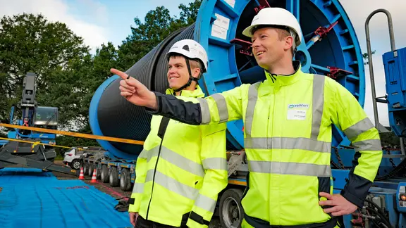 Projektleiter Dierk Schönwald von Tennet im Gespräch mit André Ruthemeyer (l.) beim Abspulen des Stromkabels.