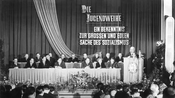1958 spricht Walter Ulbricht (Podium rechts) in Gera aus Anlaß des Bezirkstreffens mit Teilnehmern an der Jugendweihe in Gera.