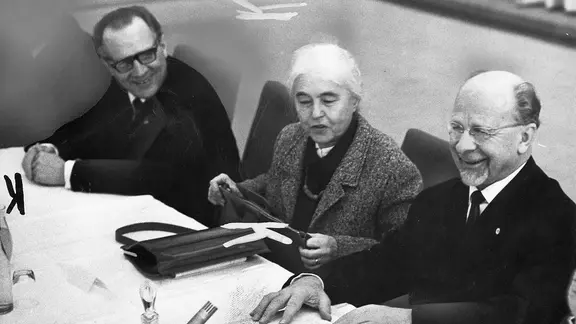 Schriftstellerin Anna Seghers (m), von 1952 bis 1978 Präsidentin des Schriftstellerverbandes der DDR, im Januar 1965 mit dem DDR-Staatsratsvorsitzenden Walter Ulbricht (r) und Erich Honecker.