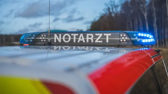 Ein Notarzteinsatzfahrzeug an einer Einsatzstelle