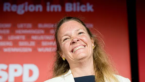 Eva Bender (SPD) spricht auf der Wahlparty zur Kommunalwahl. 