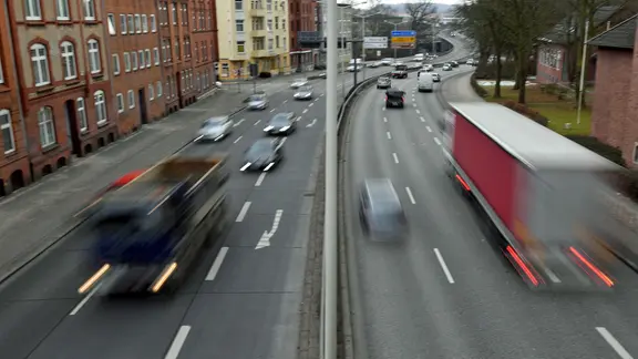 Autos und Lastwagen fahren auf dem Theodor-Heuss-Ring in Kiel.