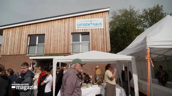 Menschen bei einem Grillfest in Norderstedt