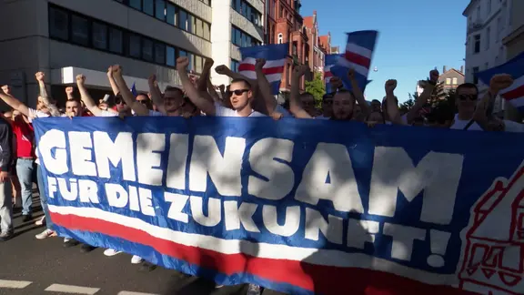 Demonstranten mit einem Banner.