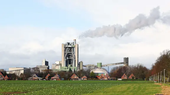 Der Ofen des Zementwerks von Holzim überragt die Häuser am Ortsrand von Lägerdorf.