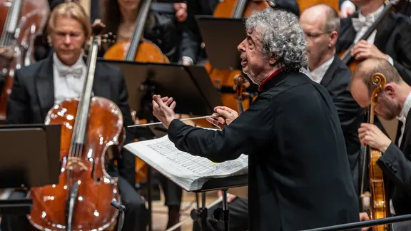 Semyon Bychkov dirigert das NDR Elbphilharmonie Orchester.