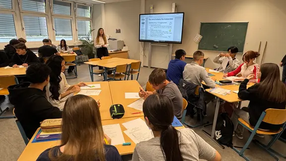 Eine Lehrerin gibt Unterricht in einem Klassenzimmer in Hamburg.
