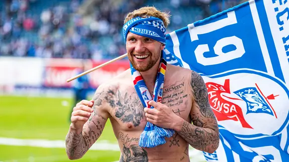 Rostocks Jan Löhmannsröben bejubelt den Aufstieg.