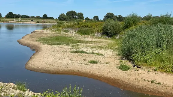 Die Elbe führt wenig Wasser.