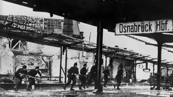 Soldaten der alliierten Streitkräfte am 09.04.1945 auf dem zerbombten Bahnhof von Osnabrück. Am 08.05.1945 endete mit der offiziellen Kapitulation Deutschlands der Zweite Weltkrieg in Europa.
