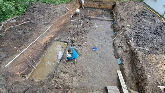 Die Archäologen legen Spuren einer Schumacherwerkstatt in Oldendorf frei.