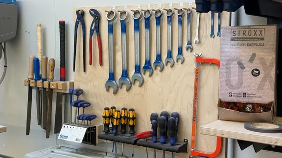 Werkzeuge, Schraubenschlüssel hängen geordnet an der Wand.