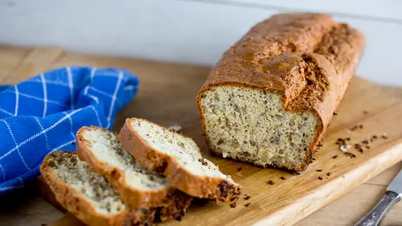 Mandel- und Saatenbrot auf einem Holzbrett.