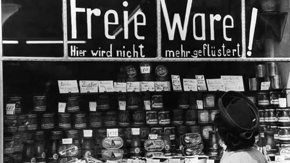 Ein Lebensmittelladen wirbt nach der Währungsreform 1948 mit dem Spruch "Freie Ware - Hier wird nicht mehr geflüstert".