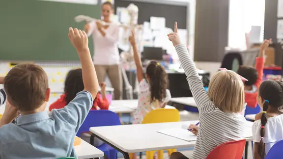 Kinder in einem Klassenraum