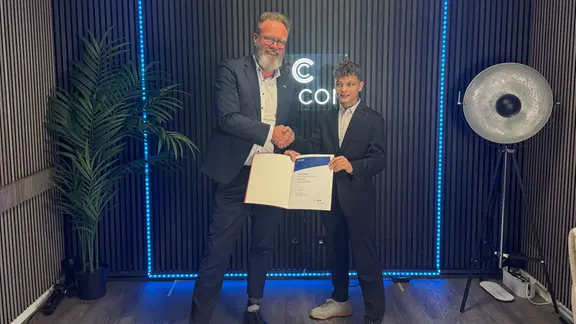 Wirtschaftsminister Claus Ruhe Madsen (CDU) schüttelt einem Kind die Hand