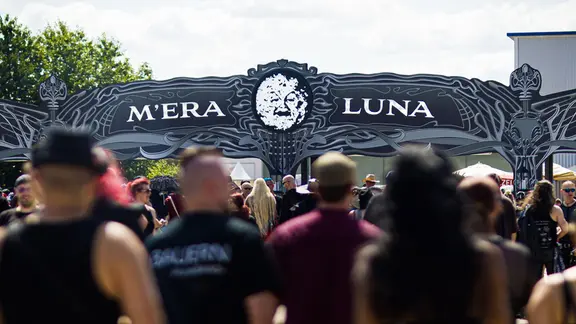  Auf einem Schild des M'era Luna Festivals steht "M'era Luna".
