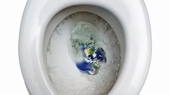 Der Planet Erde wird in einer Kloschüssel mit Trinkwasser weggespült. (Symbolbild)