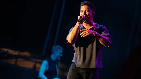Nico Santos auf der Bühne. 