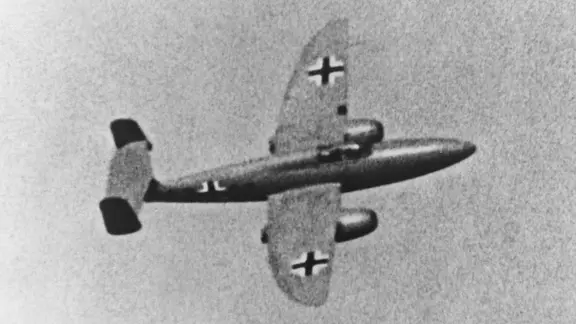 Undatierte Aufnahme der "Heinkel He 280", dem erste zweistrahligen Düsenflugzeug der Welt.