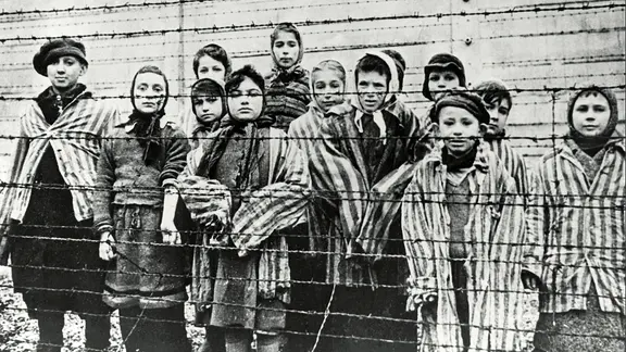 Eine Gruppe überlebender Kinder im KZ Auschwitz nach der Befreiung im Januar 1945