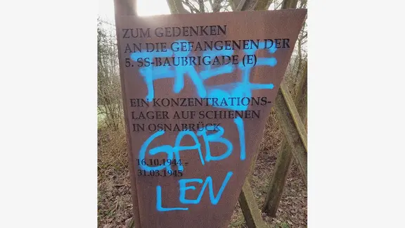 Das Mahnmal für KZ-Opfer der 5. SS-Eisenbahnbaubrigade in Osnabrück ist mit Graffiti beschmiert.
