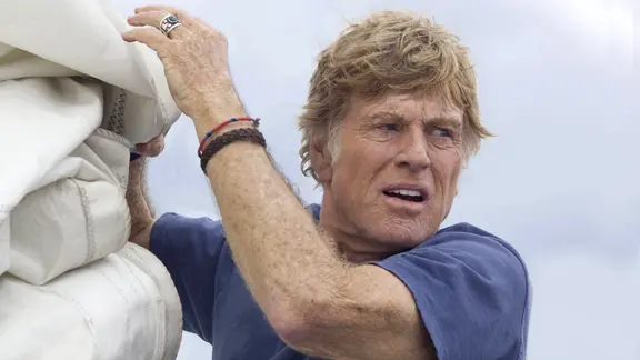 Robert Redford als einsamer Schiffbrüchiger auf hoher See auf einem Schiff - Szene aus "All is lost"