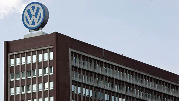 Die Hauptverwaltung von Volkswagen in Wolfsburg, aufgenommen am 13. Juli 2005 
